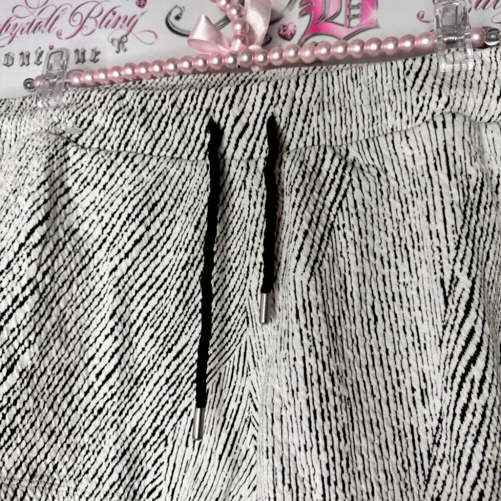 Zyia active shorts white black stripes braided rope tie up moon embroidered logo - Picture 4 of 8